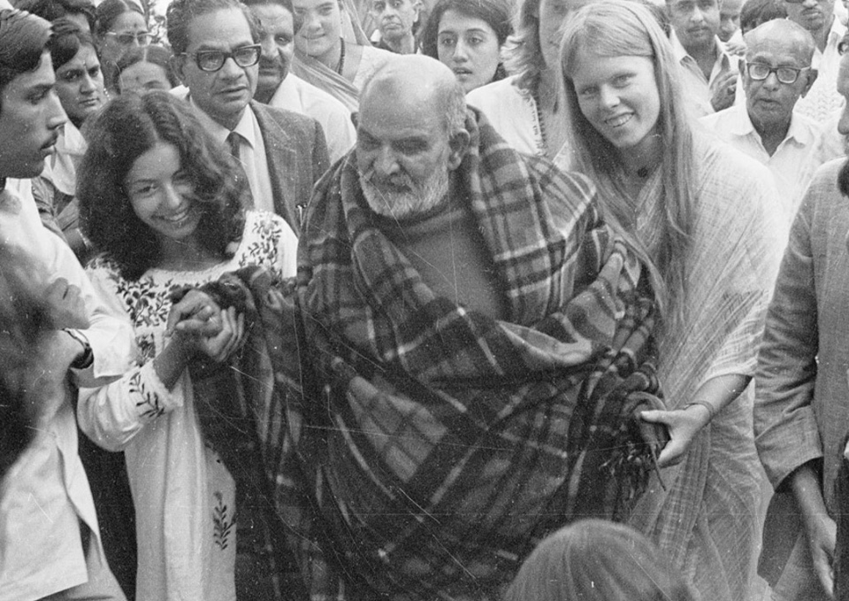 Maharaj-ji walking among devotees, Indian and Western